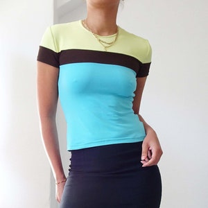 2000s // T-shirt bleu, jaune et marron cintré Morgan de toi vintage // Y2K
