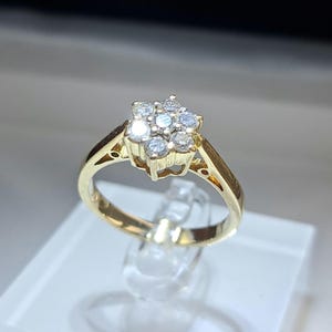 Beautiful Hallmarked 18ct Gold Certified Diamond Daisy Cluster Ring