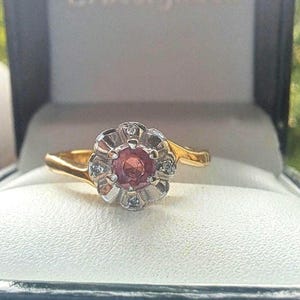 Anillo vintage de oro de 18 quilates con rubíes y diamantes