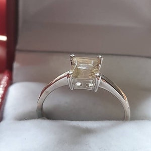 Anillo de serenita de talla princesa de plata de ley