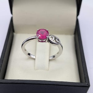 Ring i sterlingsilver med rubinfärgad solitaire