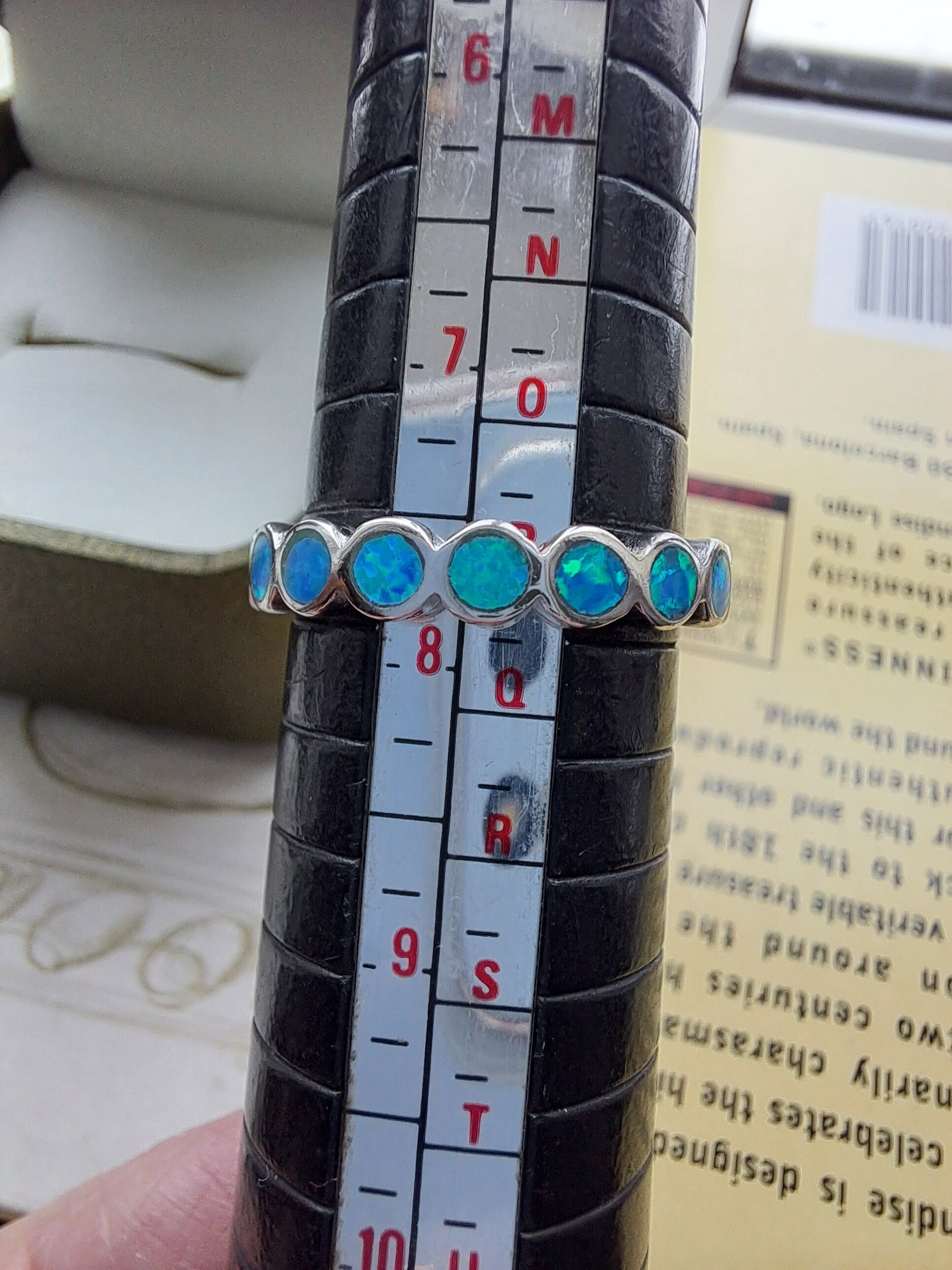 Anello Eternity A Griffe In Oro Bianco 18k Con Diamanti Neri | GV - Foto 6