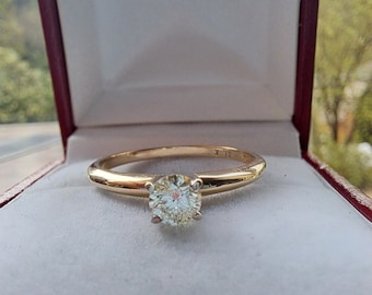 Hermoso y elegante anillo solitario de diamantes en oro de 14 quilates