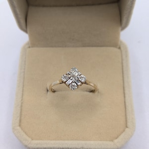 Anillo vintage de oro de 9 quilates con diamantes y sello de autenticidad.