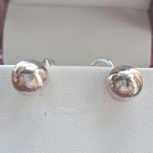 Peut inclure: Une paire de boucles d'oreilles en argent avec un design rond légèrement texturé.