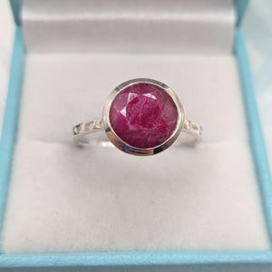 Ring i sterlingsilver med rubin och zoisit