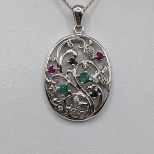 Colgante de plata de ley con esmeraldas, zafiros, rubíes y diamantes, con cadena.