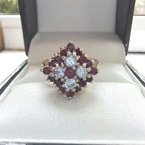 Anillo vintage de oro de 18 quilates con rubíes y diamantes