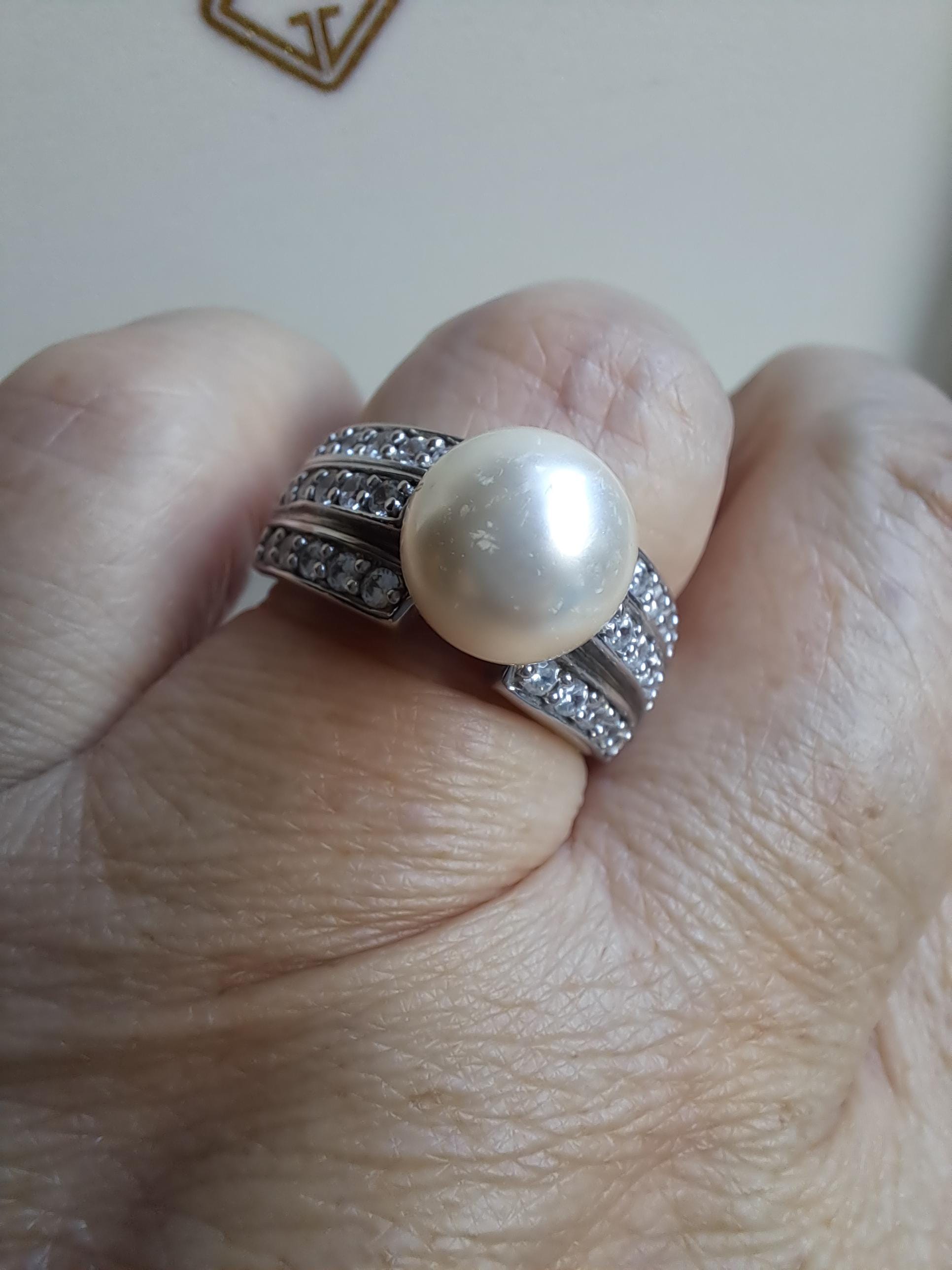 ANILLO EN RODIO CON PERLA DE RÍO T6 ARTRÉ .925