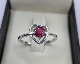 Anillo solitario de corazón de rubí de plata de ley
