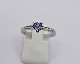 Anillo de trilogía de tanzanita y diamantes en plata de ley