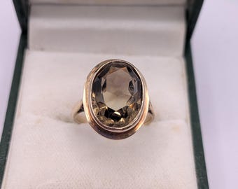 Anello solitario vintage in oro 9 carati con quarzo fumé e punzone di garanzia.