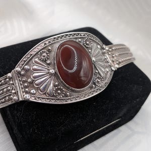 Brazalete antiguo de plata 900 con cornalina