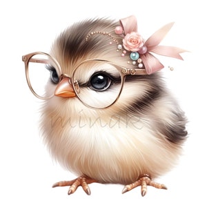 Puede incluir: Un lindo y esponjoso pollito marr&oacute;n y blanco con gafas de montura dorada y un lazo rosa con perlas y cuentas turquesas.