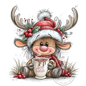Pode incluir: Uma ilustração de rena de desenho animado usando um gorro de Papai Noel vermelho e branco com bagas de azevinho, um cachecol xadrez vermelho e segurando uma caneca branca com o texto Hot Cocoa escrito em vermelho. A rena tem chifres grandes e está sentada entre bagas vermelhas.