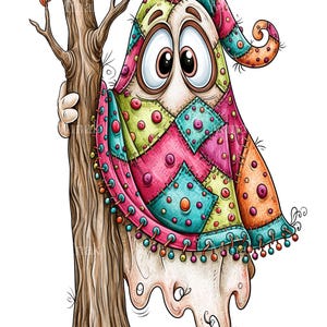 Puede incluir: Una ilustración de dibujos animados de una figura fantasmal envuelta en una manta de retazos colorida con varios patrones y lunares, asomándose detrás de un tronco de árbol marrón. La figura tiene ojos grandes y muy abiertos.