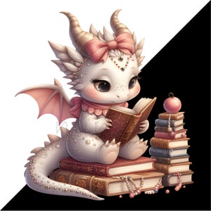 K&ouml;nnte beinhalten: Ein wei&szlig;er Drache mit rosa Fl&uuml;geln und einer rosa Schleife sitzt auf einem Stapel B&uuml;cher. Der Drache h&auml;lt ein Buch in seinen Pfoten und schaut auf das Buch. Auf dem Stapel B&uuml;cher liegt ein kleiner roter Apfel.