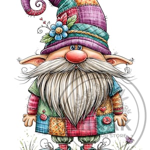 Może przedstawiać: Ilustracja gnoma z wysoką czapką w patchworkowe wzory w odcieniach fioletu, różu i turkusu, ozdobioną niebieskim kwiatem. Postać ma długą białą brodę, duży czerwony nos i nosi patchworkową tunikę z czerwonymi guzikami.