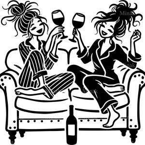 Archivo SVG de corte de 5 vinos: dos amigas felices en pijama brindando con vino en un sofá - Clipart de noche de chicas divertidas