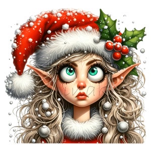 Puede incluir: Un elfo de Navidad con grandes ojos verdes, que lleva un gorro de Pap&aacute; Noel rojo con ribete blanco y una rama de acebo con bayas rojas. El elfo tiene el pelo rubio rizado y est&aacute; rodeado de copos de nieve blancos.