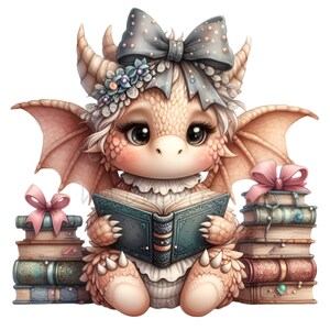 K&ouml;nnte beinhalten: Ein s&uuml;&szlig;er, hellbrauner Drache mit einer blauen Schleife und einer Blumenkrone sitzt mit einem Stapel B&uuml;cher auf jeder Seite. Der Drache h&auml;lt ein blaues Buch in seinen Pfoten offen.