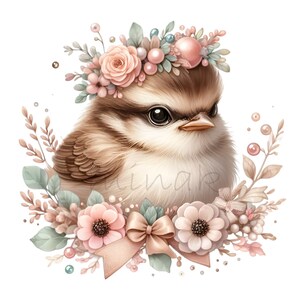 Puede incluir: Un peque&ntilde;o p&aacute;jaro marr&oacute;n con una corona de flores rosas y blancas, hojas verdes y cuentas de perlas. El p&aacute;jaro est&aacute; rodeado de m&aacute;s flores y vegetaci&oacute;n.