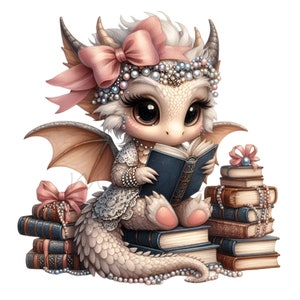 K&ouml;nnte beinhalten: Ein wei&szlig;er Drache mit rosa und blauen Akzenten, der eine Perlenkette und eine rosa Schleife tr&auml;gt, sitzt auf einem Stapel B&uuml;cher und liest ein Buch.