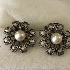Sehr hübsche Vintage Art Deco Silber Markasite und simulierte Perlenclips an Ohrringen