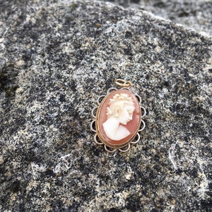 Vintage 9 carat gold shell cameo pendant image 2