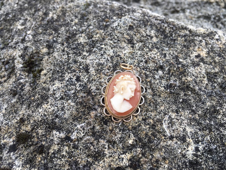 Vintage 9 carat gold shell cameo pendant image 2