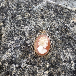 Vintage 9 carat gold shell cameo pendant image 3