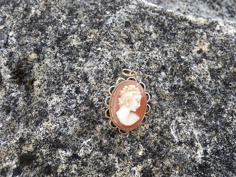 Vintage 9 carat gold shell cameo pendant image 3