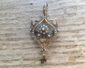 Colgante o broche antiguo Art Nouveau de oro y perlas de semillas