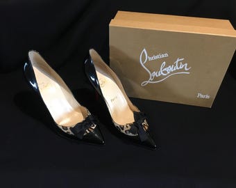 Christian Louboutin Paris Sapatos de salto alto em pele de pônei preto envernizado