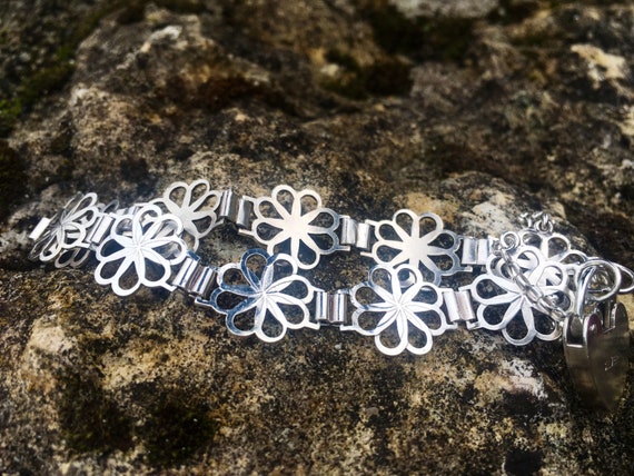 Silver flower bracelet with heart padlock clasp