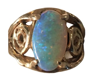 Stunning vintage 9 carat gold and Opal doublet ring with a pierced setting