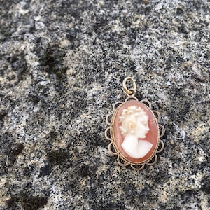 Vintage 9 carat gold shell cameo pendant image 1