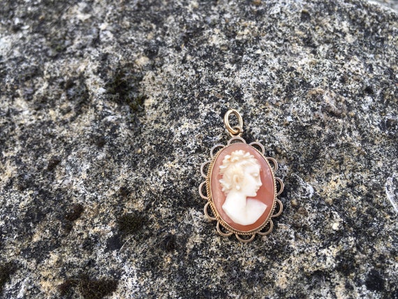 Vintage 9 carat gold shell cameo pendant