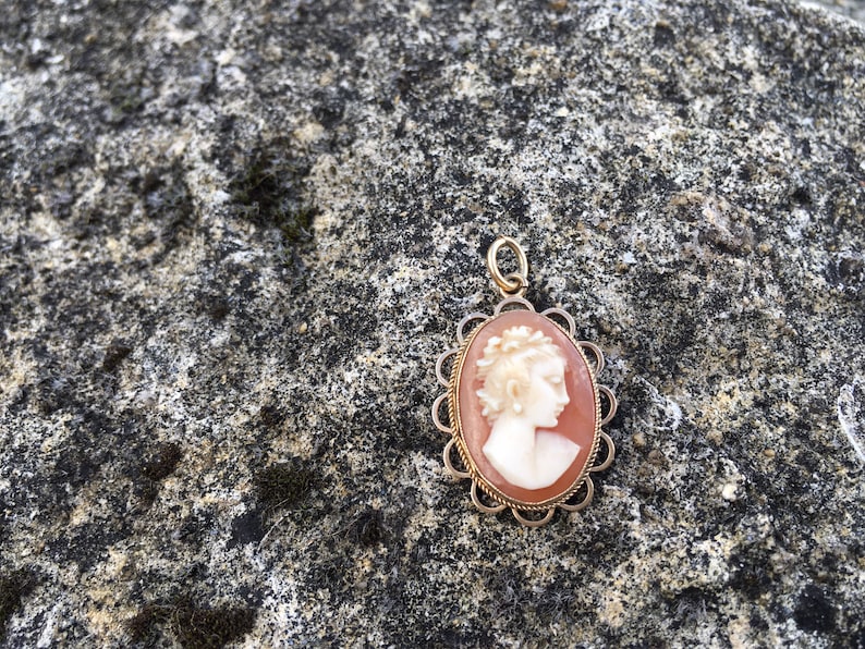 Vintage 9 carat gold shell cameo pendant image 1