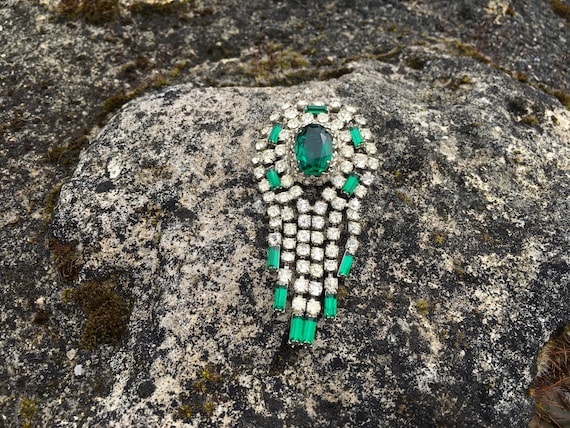 Stunning vintage paste articulate brooch green & c