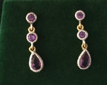 Une paire de boucles d’oreilles en or et améthyste de 9 carats