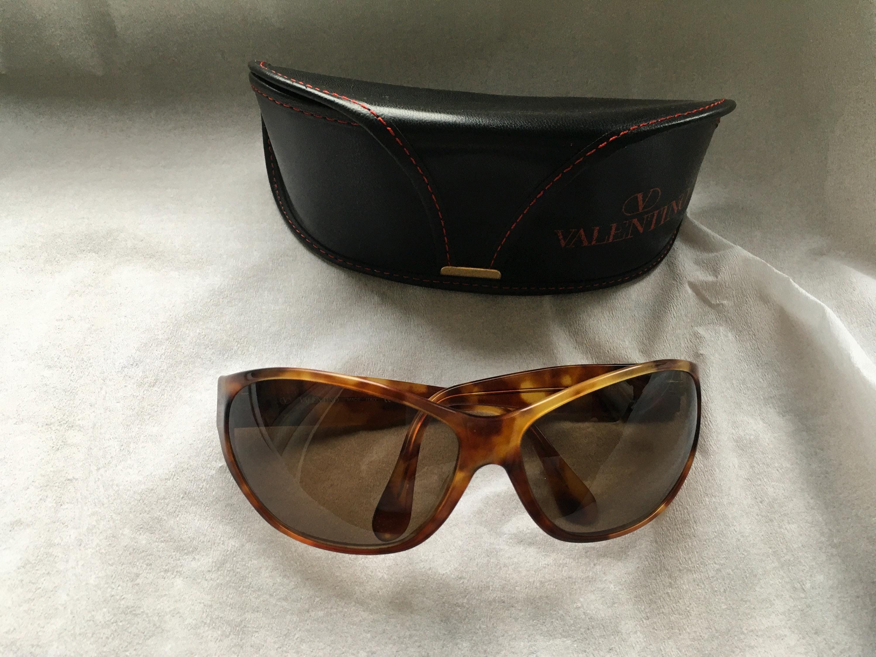 Vintage Valentino Tortoise Shell Sunglasses Hand Crafted in Italy Valentino 5494S 07B78 – Vintage Frames Company main image 2