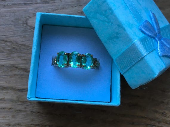 vintage gold and emerald 3 stone trilogy ring