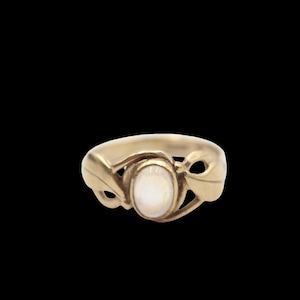 Gold Moonstone Solitaire Leaf Shoulders Celtic Scottish Ring (2.4g)