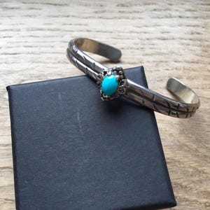 Bracelet manchette Navajo vintage en argent sterling et turquoise par MT