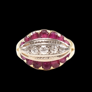 Peut inclure: Une bague en or avec une rangée de diamants sertis au centre et une bordure de rubis rouges.