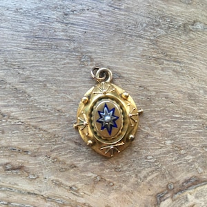 Colgante victoriano de oro con perlas partidas y esmalte