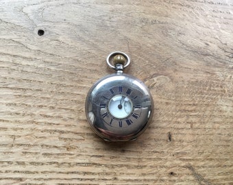 Reloj de bolsillo medio cazador con caja de plata antigua y esfera esmaltada