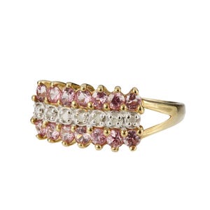 Anillo de oro y diamantes con zafiro rosa