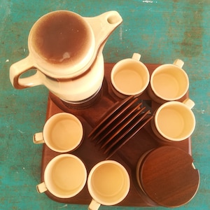 1960-tals spishäll med mokakanna och kaffeset på träbricka, Artek, komplett, fantastisk italiensk designmöbel